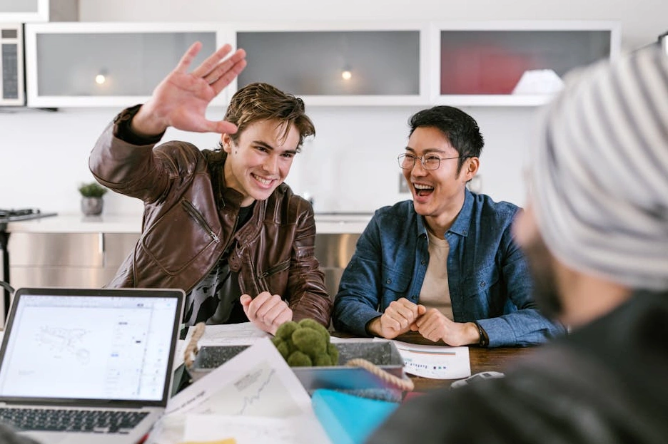 Deri atölyesinde çalışan bir zanaatkar