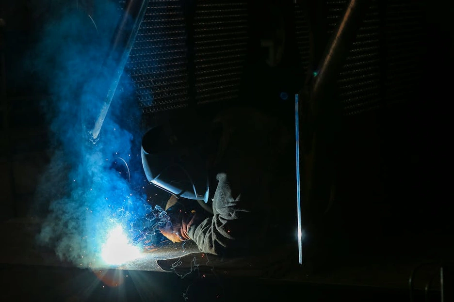 Deri işleme aletleri ve bir parça ham deri